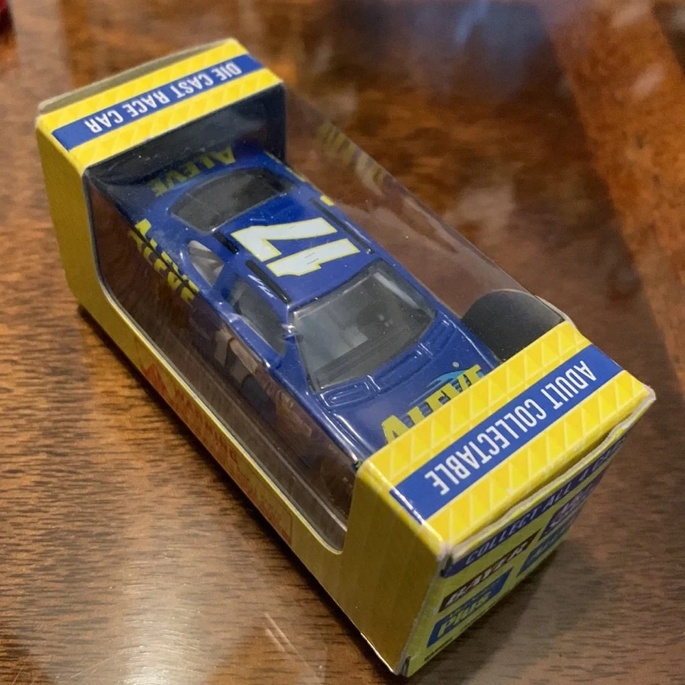NASCAR 17 Matt Kenseth Ford Taurus Aleve Racing DieCast Collectible Race Car New